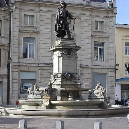 Budget Avec Parking Au Centre-ville דירה